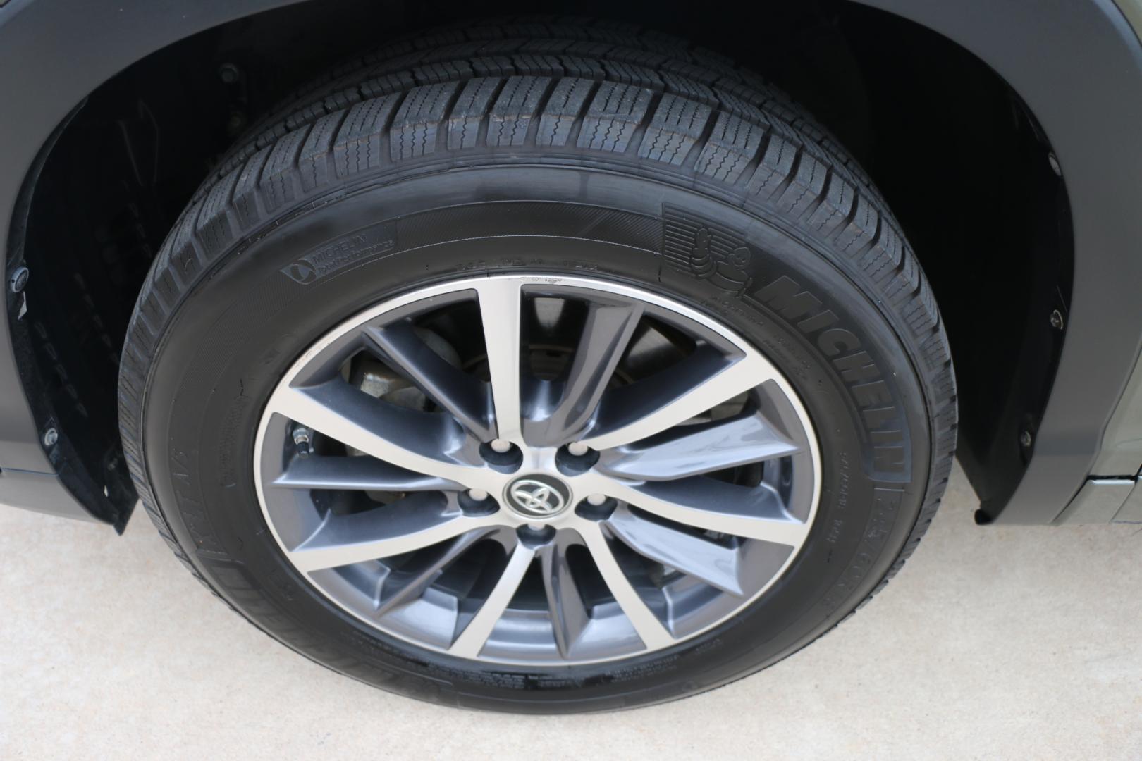 2017 Green /Silver Toyota Highlander SE FWD V6 (5TDKZRFH2HS) with an 3.5L V6 DOHC 24V engine, 6A transmission, located at 1501 West 15th St., Houston, 77008, (713) 869-2925, 29.797941, -95.411789 - Photo#6
