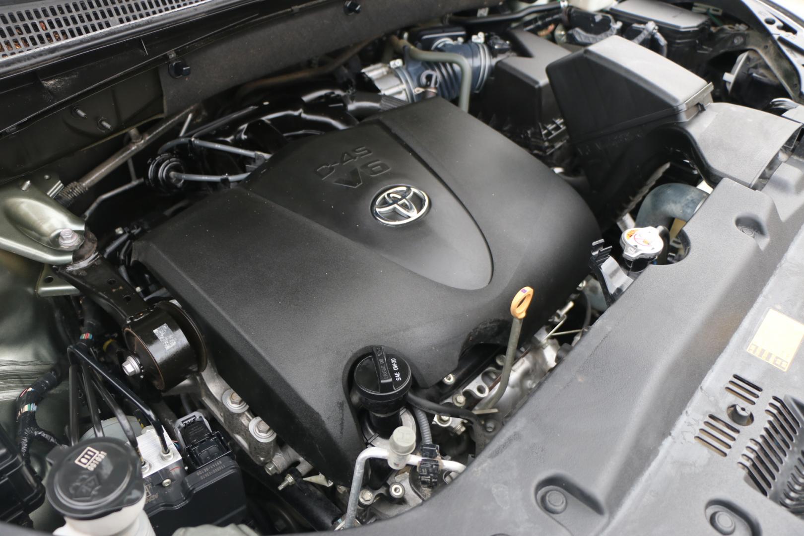 2017 Green /Silver Toyota Highlander SE FWD V6 (5TDKZRFH2HS) with an 3.5L V6 DOHC 24V engine, 6A transmission, located at 1501 West 15th St., Houston, 77008, (713) 869-2925, 29.797941, -95.411789 - Photo#7
