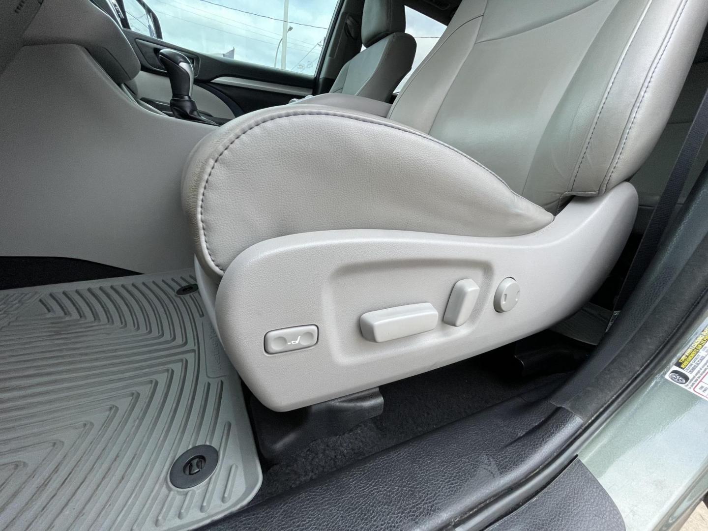 2017 Green /Silver Toyota Highlander SE FWD V6 (5TDKZRFH2HS) with an 3.5L V6 DOHC 24V engine, 6A transmission, located at 1501 West 15th St., Houston, 77008, (713) 869-2925, 29.797941, -95.411789 - Photo#10