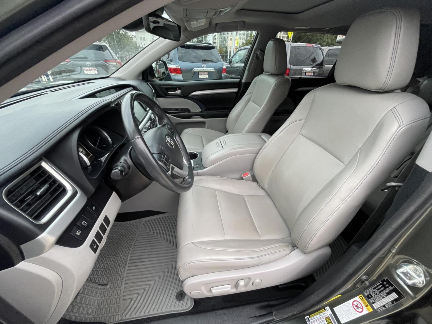 2017 Green /Silver Toyota Highlander SE FWD V6 (5TDKZRFH2HS) with an 3.5L V6 DOHC 24V engine, 6A transmission, located at 1501 West 15th St., Houston, 77008, (713) 869-2925, 29.797941, -95.411789 - Photo#9