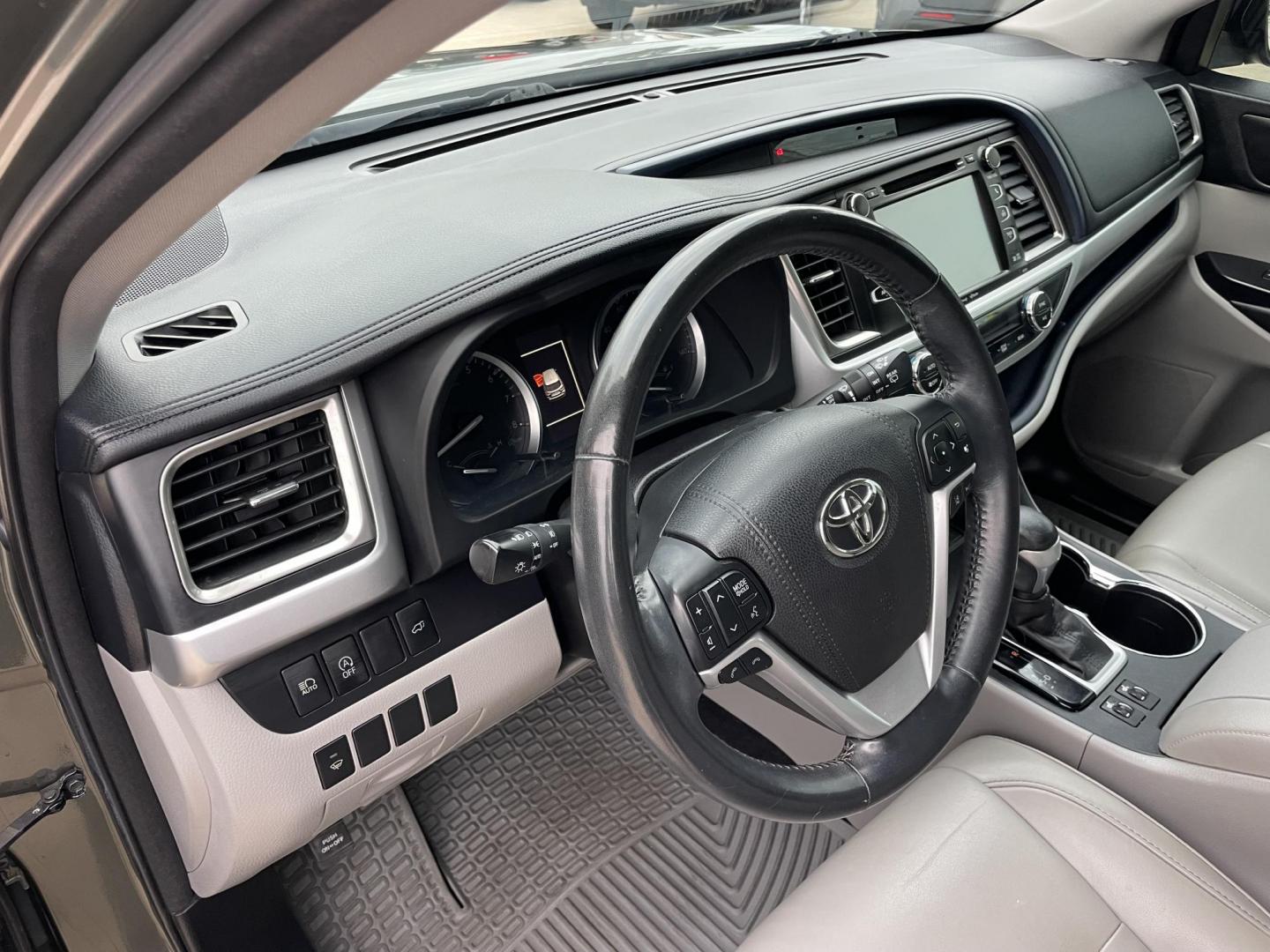 2017 Green /Silver Toyota Highlander SE FWD V6 (5TDKZRFH2HS) with an 3.5L V6 DOHC 24V engine, 6A transmission, located at 1501 West 15th St., Houston, 77008, (713) 869-2925, 29.797941, -95.411789 - Photo#11