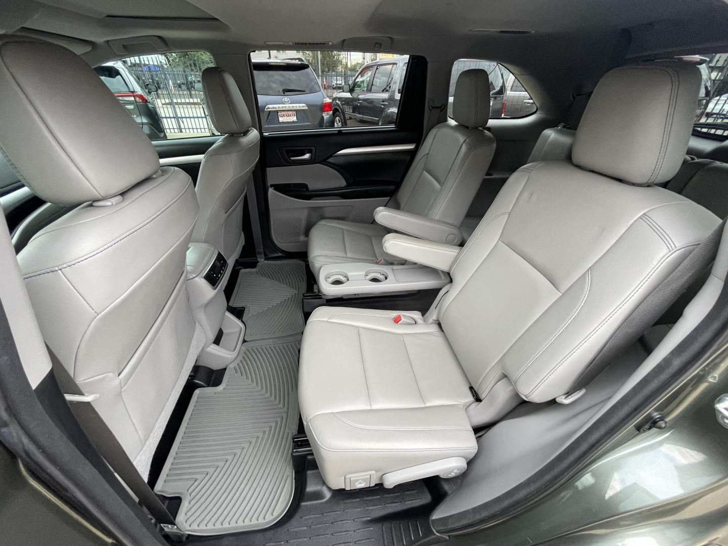 2017 Green /Silver Toyota Highlander SE FWD V6 (5TDKZRFH2HS) with an 3.5L V6 DOHC 24V engine, 6A transmission, located at 1501 West 15th St., Houston, 77008, (713) 869-2925, 29.797941, -95.411789 - Photo#12