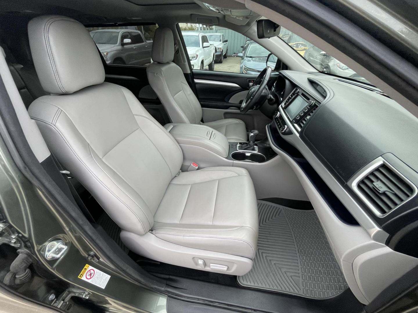 2017 Green /Silver Toyota Highlander SE FWD V6 (5TDKZRFH2HS) with an 3.5L V6 DOHC 24V engine, 6A transmission, located at 1501 West 15th St., Houston, 77008, (713) 869-2925, 29.797941, -95.411789 - Photo#14