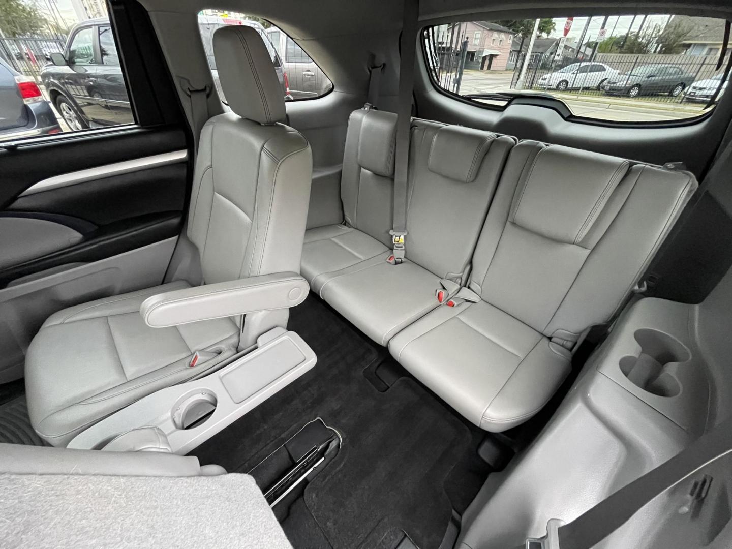 2017 Green /Silver Toyota Highlander SE FWD V6 (5TDKZRFH2HS) with an 3.5L V6 DOHC 24V engine, 6A transmission, located at 1501 West 15th St., Houston, 77008, (713) 869-2925, 29.797941, -95.411789 - Photo#13