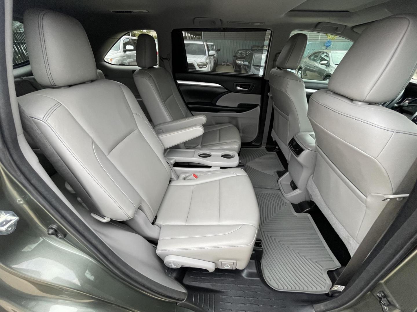 2017 Green /Silver Toyota Highlander SE FWD V6 (5TDKZRFH2HS) with an 3.5L V6 DOHC 24V engine, 6A transmission, located at 1501 West 15th St., Houston, 77008, (713) 869-2925, 29.797941, -95.411789 - Photo#15