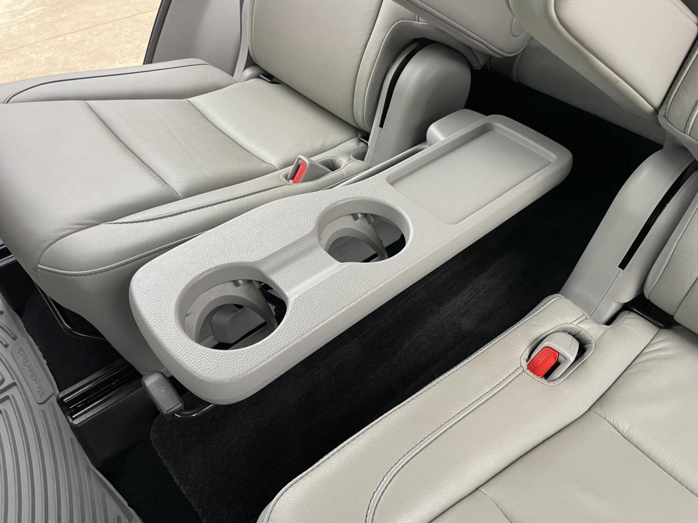 2017 Green /Silver Toyota Highlander SE FWD V6 (5TDKZRFH2HS) with an 3.5L V6 DOHC 24V engine, 6A transmission, located at 1501 West 15th St., Houston, 77008, (713) 869-2925, 29.797941, -95.411789 - Photo#18
