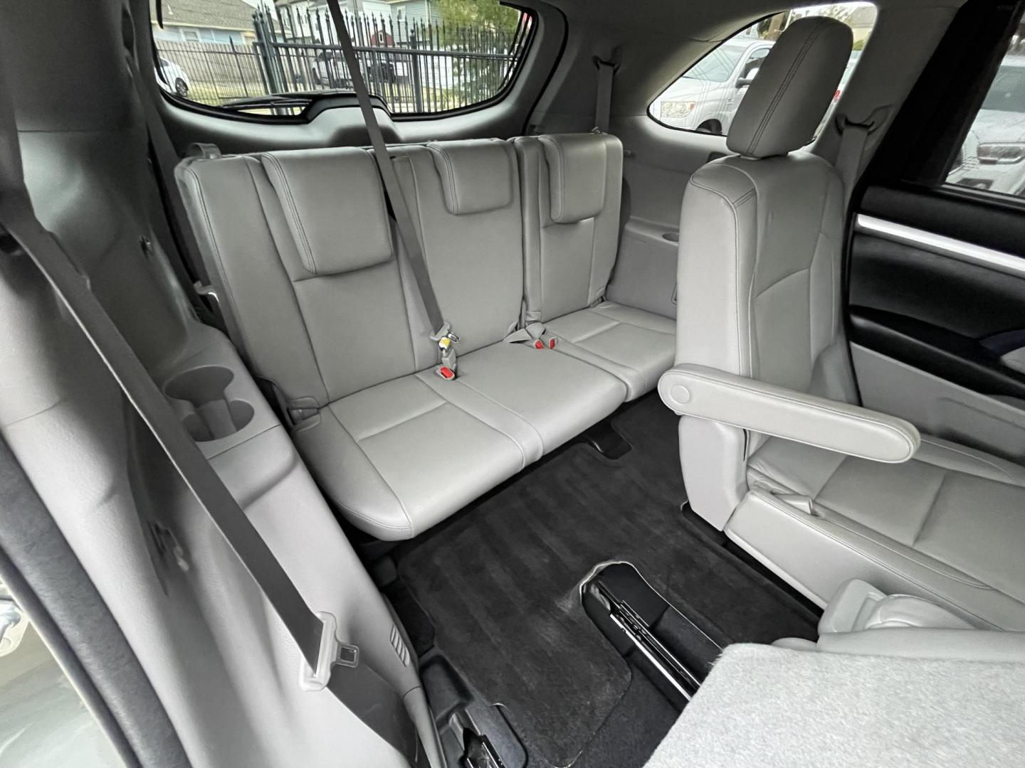 2017 Green /Silver Toyota Highlander SE FWD V6 (5TDKZRFH2HS) with an 3.5L V6 DOHC 24V engine, 6A transmission, located at 1501 West 15th St., Houston, 77008, (713) 869-2925, 29.797941, -95.411789 - Photo#16