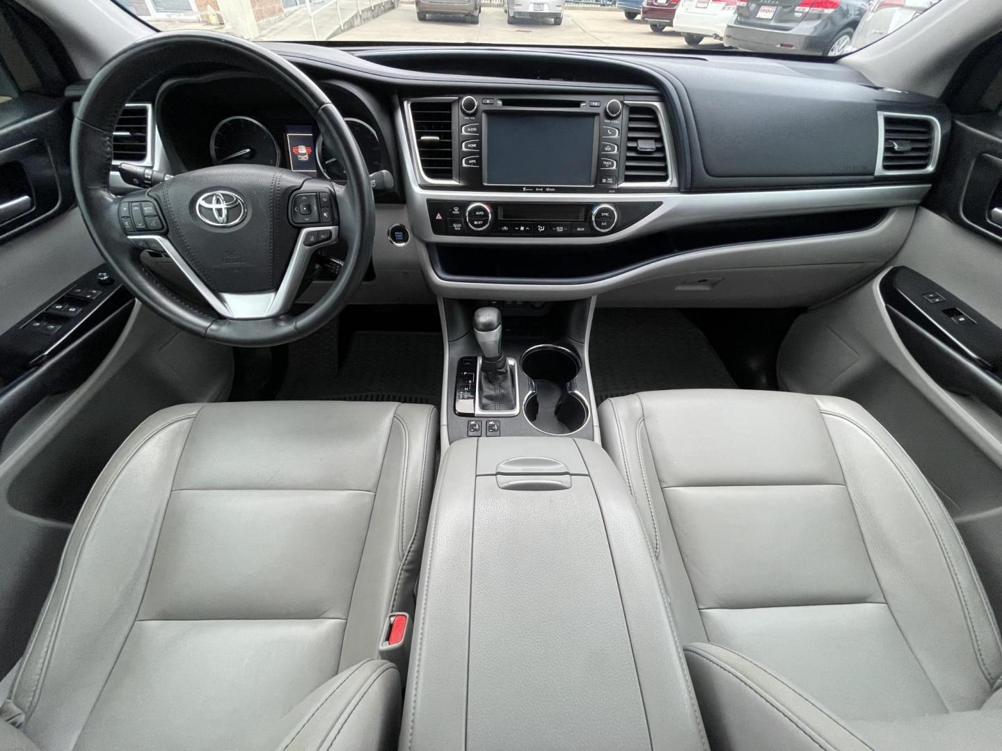 2017 Green /Silver Toyota Highlander SE FWD V6 (5TDKZRFH2HS) with an 3.5L V6 DOHC 24V engine, 6A transmission, located at 1501 West 15th St., Houston, 77008, (713) 869-2925, 29.797941, -95.411789 - Photo#19