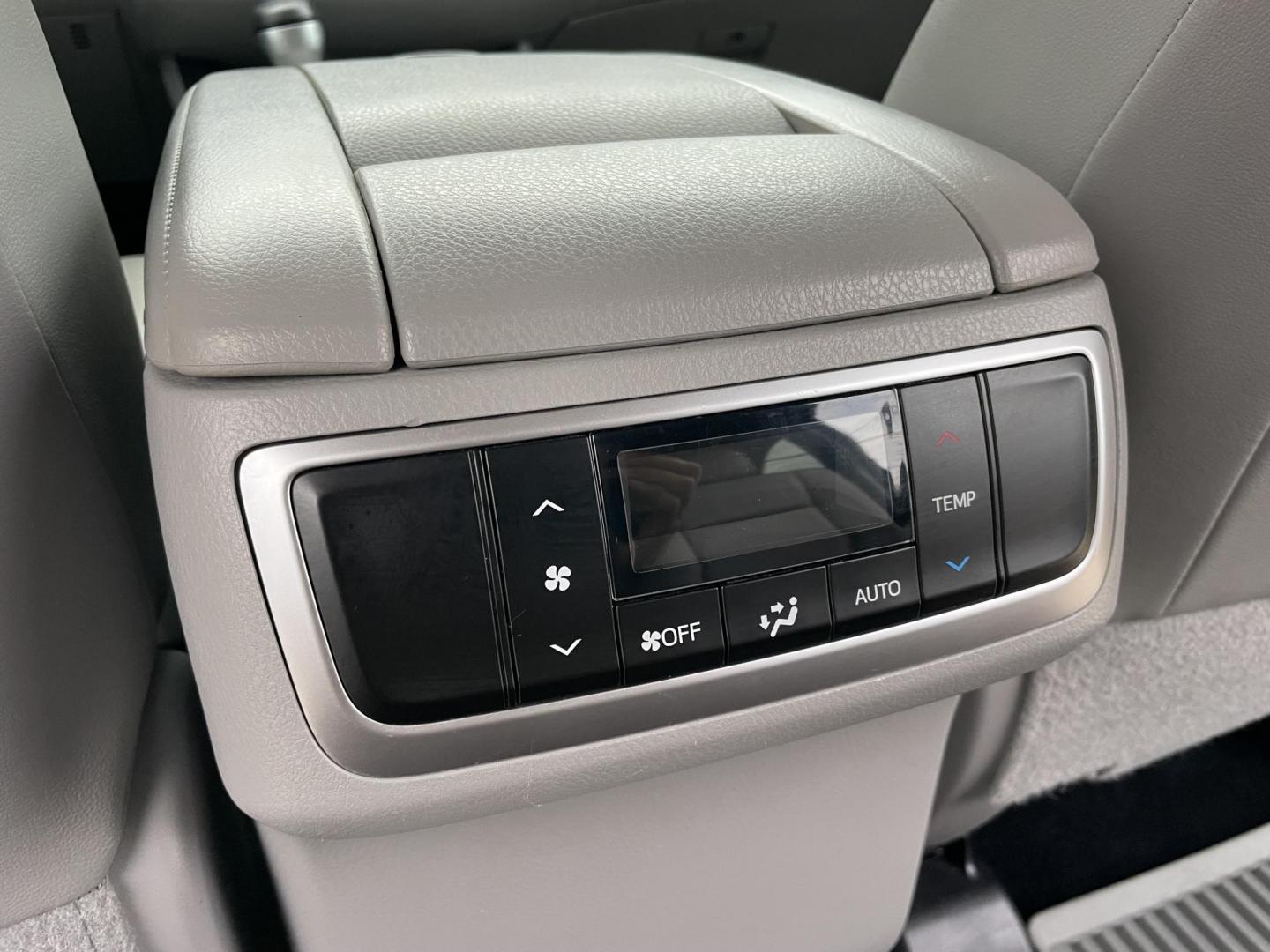 2017 Green /Silver Toyota Highlander SE FWD V6 (5TDKZRFH2HS) with an 3.5L V6 DOHC 24V engine, 6A transmission, located at 1501 West 15th St., Houston, 77008, (713) 869-2925, 29.797941, -95.411789 - Photo#17