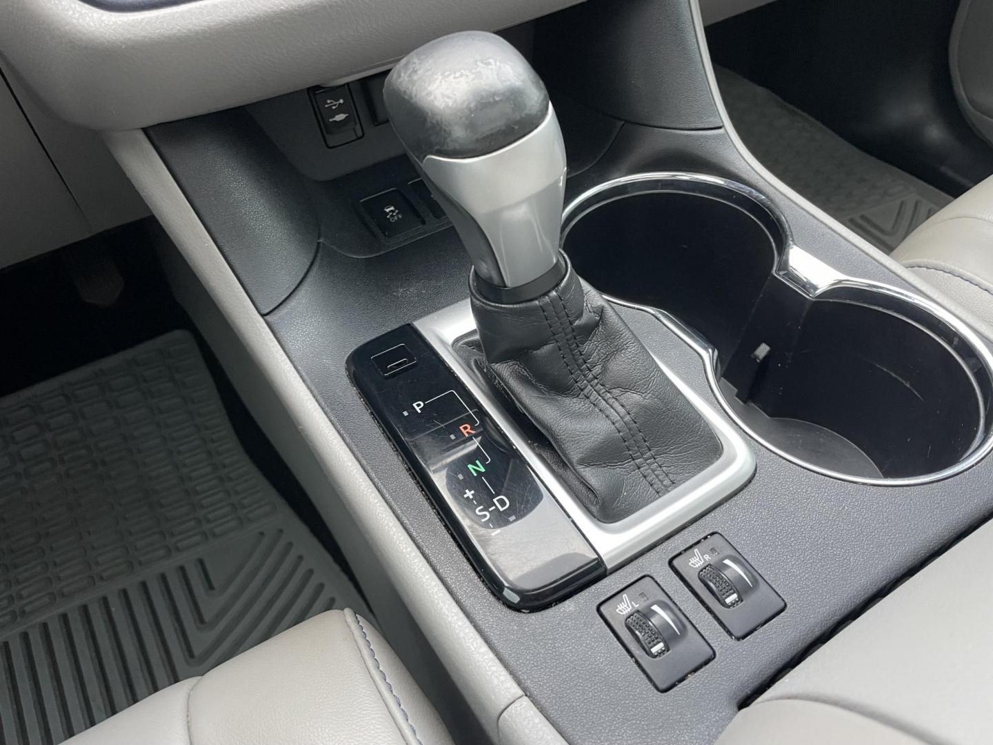 2017 Green /Silver Toyota Highlander SE FWD V6 (5TDKZRFH2HS) with an 3.5L V6 DOHC 24V engine, 6A transmission, located at 1501 West 15th St., Houston, 77008, (713) 869-2925, 29.797941, -95.411789 - Photo#22