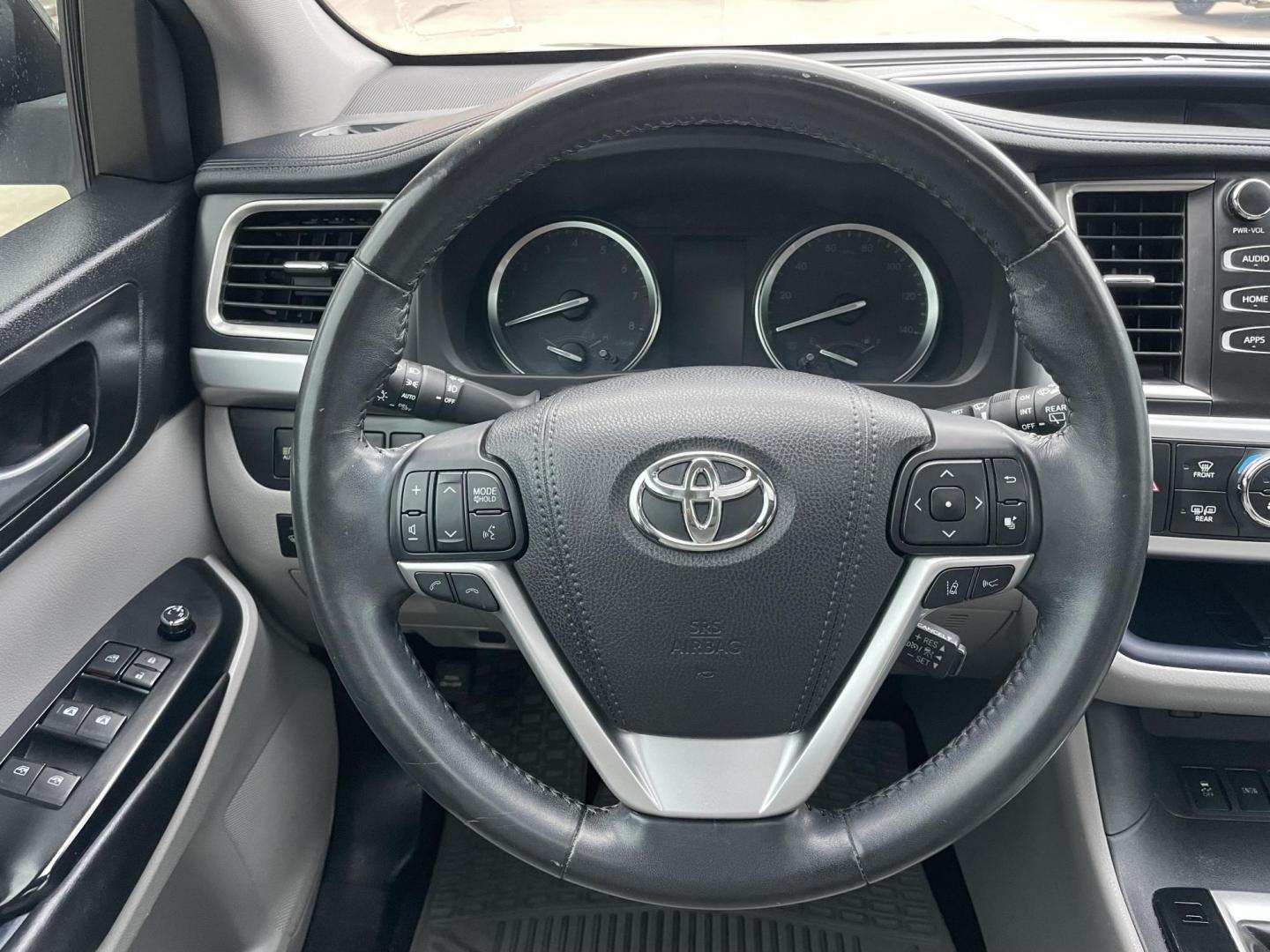 2017 Green /Silver Toyota Highlander SE FWD V6 (5TDKZRFH2HS) with an 3.5L V6 DOHC 24V engine, 6A transmission, located at 1501 West 15th St., Houston, 77008, (713) 869-2925, 29.797941, -95.411789 - Photo#21