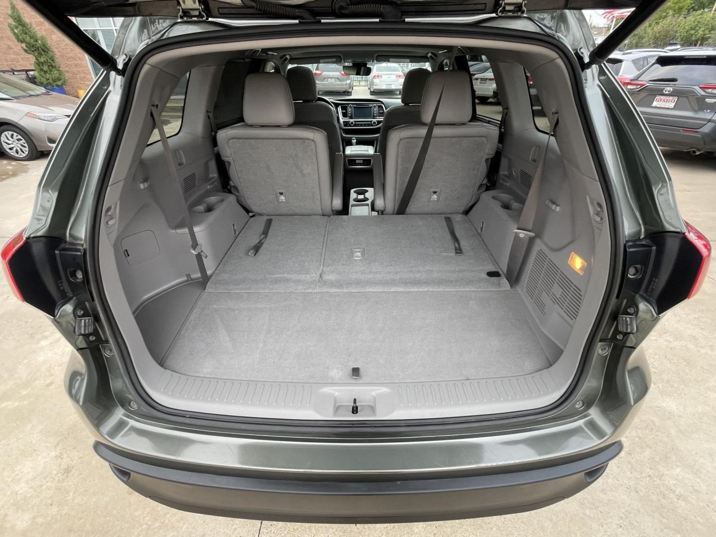 2017 Green /Silver Toyota Highlander SE FWD V6 (5TDKZRFH2HS) with an 3.5L V6 DOHC 24V engine, 6A transmission, located at 1501 West 15th St., Houston, 77008, (713) 869-2925, 29.797941, -95.411789 - Photo#23