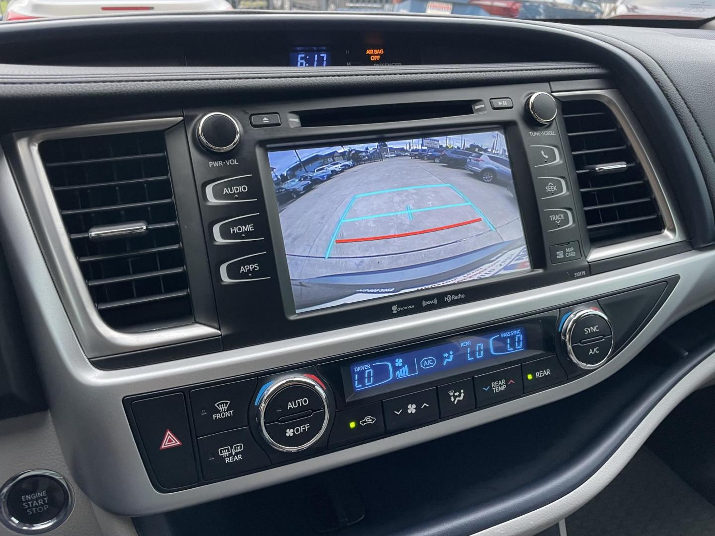 2017 Green /Silver Toyota Highlander SE FWD V6 (5TDKZRFH2HS) with an 3.5L V6 DOHC 24V engine, 6A transmission, located at 1501 West 15th St., Houston, 77008, (713) 869-2925, 29.797941, -95.411789 - Photo#26