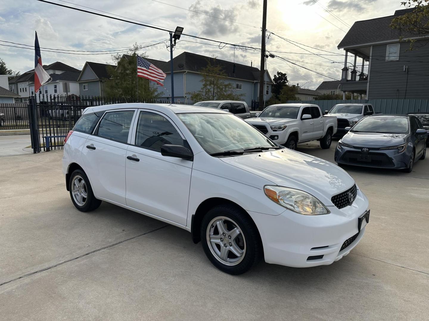 2003 White /Grey Toyota Matrix 2WD (2T1KR32E13C) with an 1.8L L4 DOHC 16V engine, Automatic transmission, located at 1501 West 15th St., Houston, 77008, (713) 869-2925, 29.797941, -95.411789 - Photo#1
