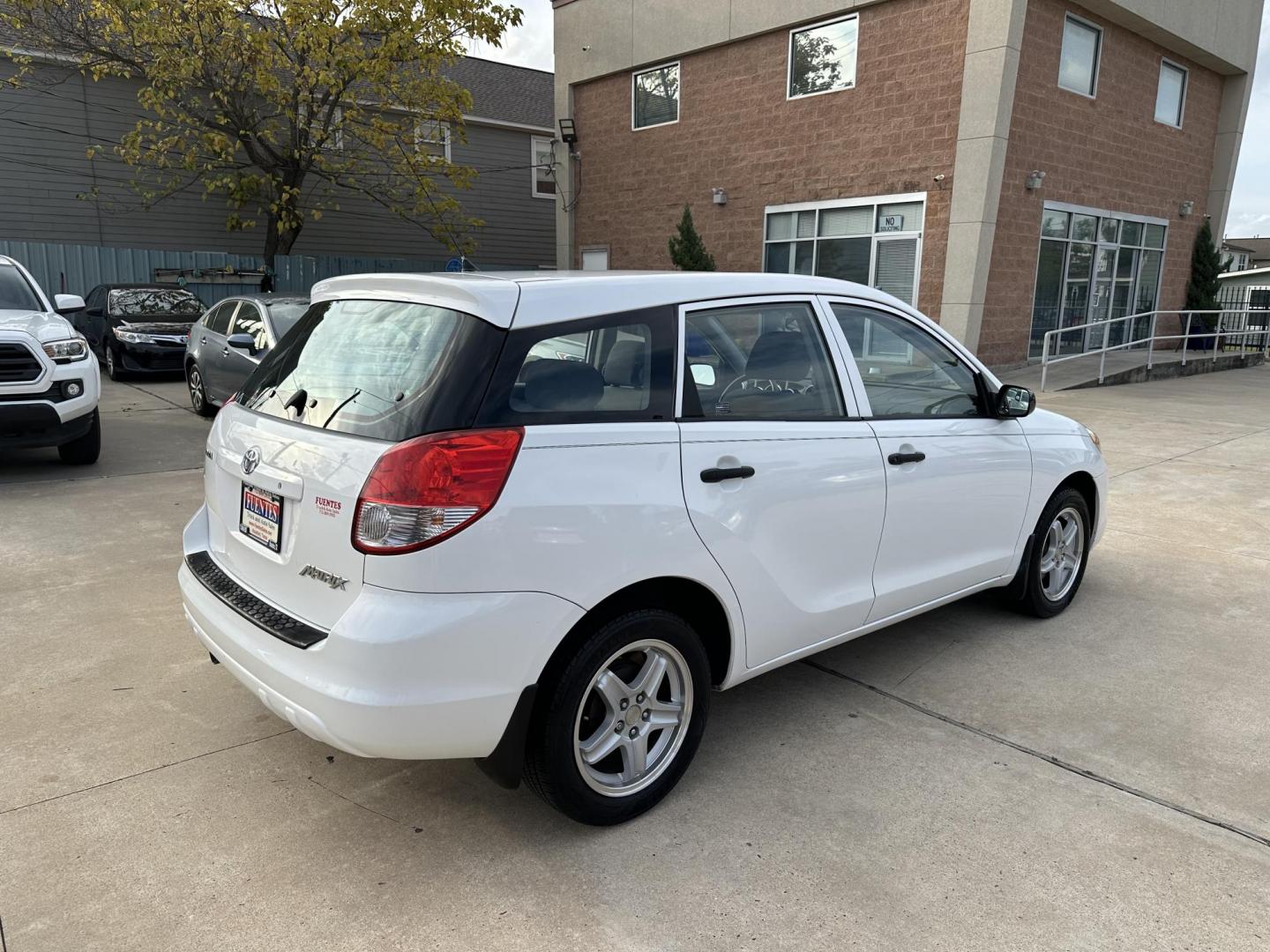 2003 White /Grey Toyota Matrix 2WD (2T1KR32E13C) with an 1.8L L4 DOHC 16V engine, Automatic transmission, located at 1501 West 15th St., Houston, 77008, (713) 869-2925, 29.797941, -95.411789 - Photo#2