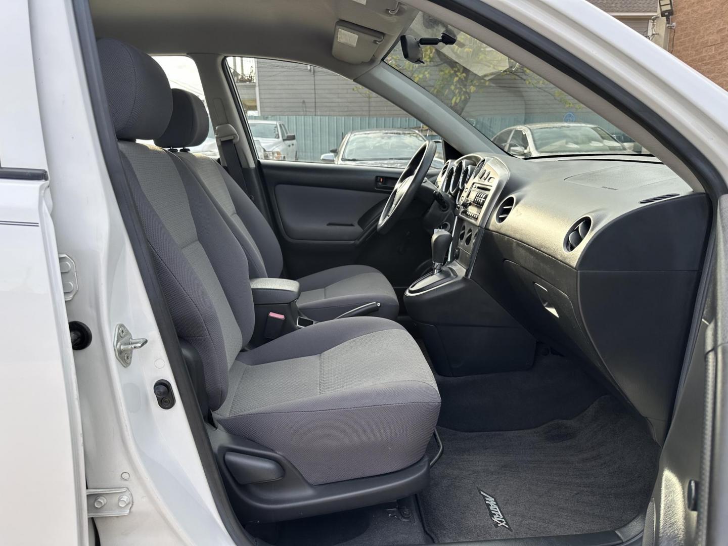 2003 White /Grey Toyota Matrix 2WD (2T1KR32E13C) with an 1.8L L4 DOHC 16V engine, Automatic transmission, located at 1501 West 15th St., Houston, 77008, (713) 869-2925, 29.797941, -95.411789 - Photo#5