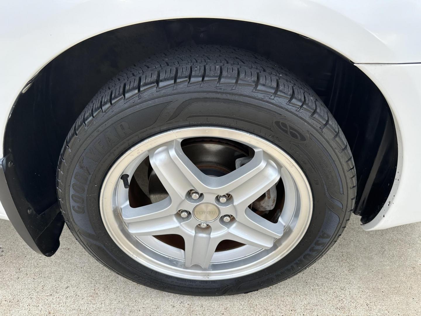 2003 White /Grey Toyota Matrix 2WD (2T1KR32E13C) with an 1.8L L4 DOHC 16V engine, Automatic transmission, located at 1501 West 15th St., Houston, 77008, (713) 869-2925, 29.797941, -95.411789 - Photo#10