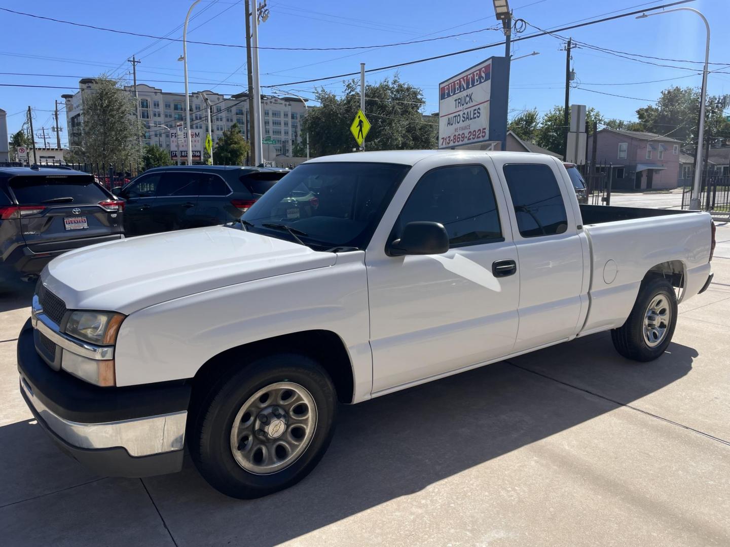 2004 White /Black Chevrolet Silverado 1500 Ext. Cab Long Bed 2WD (1GCEC19X74Z) with an 4.3L V6 OHV 12V engine, 4-Speed Automatic Overdrive transmission, located at 1501 West 15th St., Houston, 77008, (713) 869-2925, 29.797941, -95.411789 - Photo#0