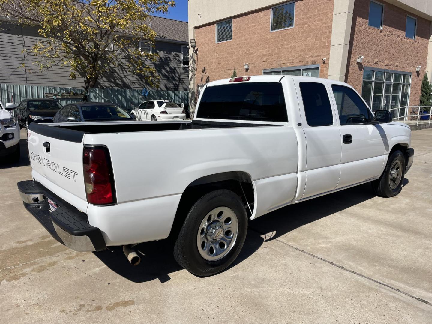 2004 White /Black Chevrolet Silverado 1500 Ext. Cab Long Bed 2WD (1GCEC19X74Z) with an 4.3L V6 OHV 12V engine, 4-Speed Automatic Overdrive transmission, located at 1501 West 15th St., Houston, 77008, (713) 869-2925, 29.797941, -95.411789 - Photo#2