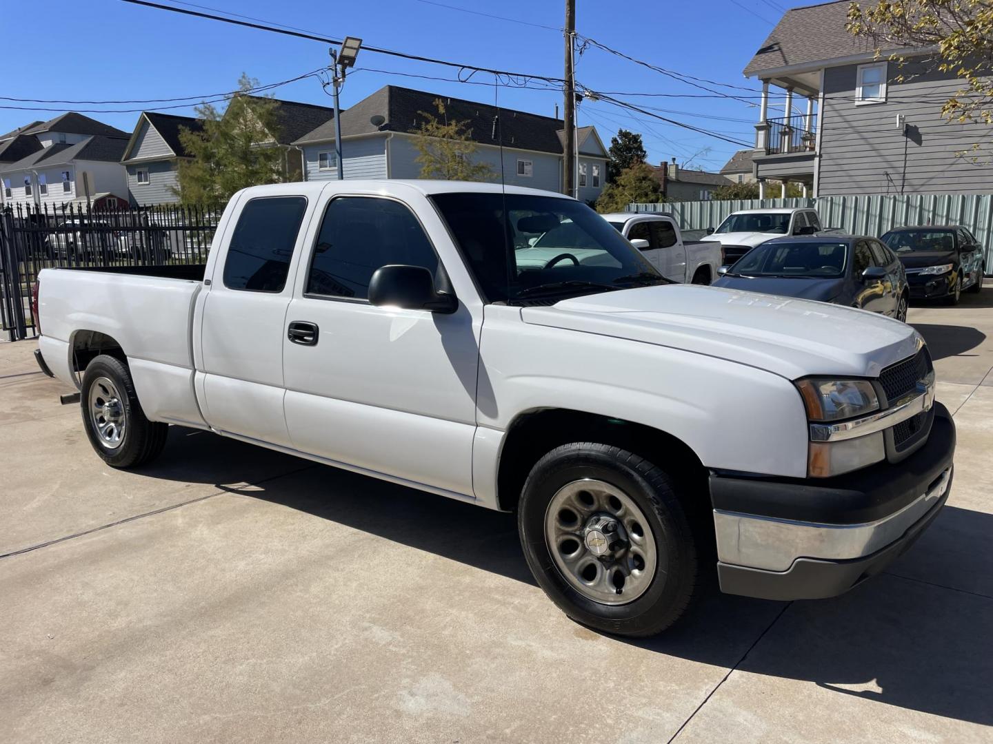 2004 White /Black Chevrolet Silverado 1500 Ext. Cab Long Bed 2WD (1GCEC19X74Z) with an 4.3L V6 OHV 12V engine, 4-Speed Automatic Overdrive transmission, located at 1501 West 15th St., Houston, 77008, (713) 869-2925, 29.797941, -95.411789 - Photo#1