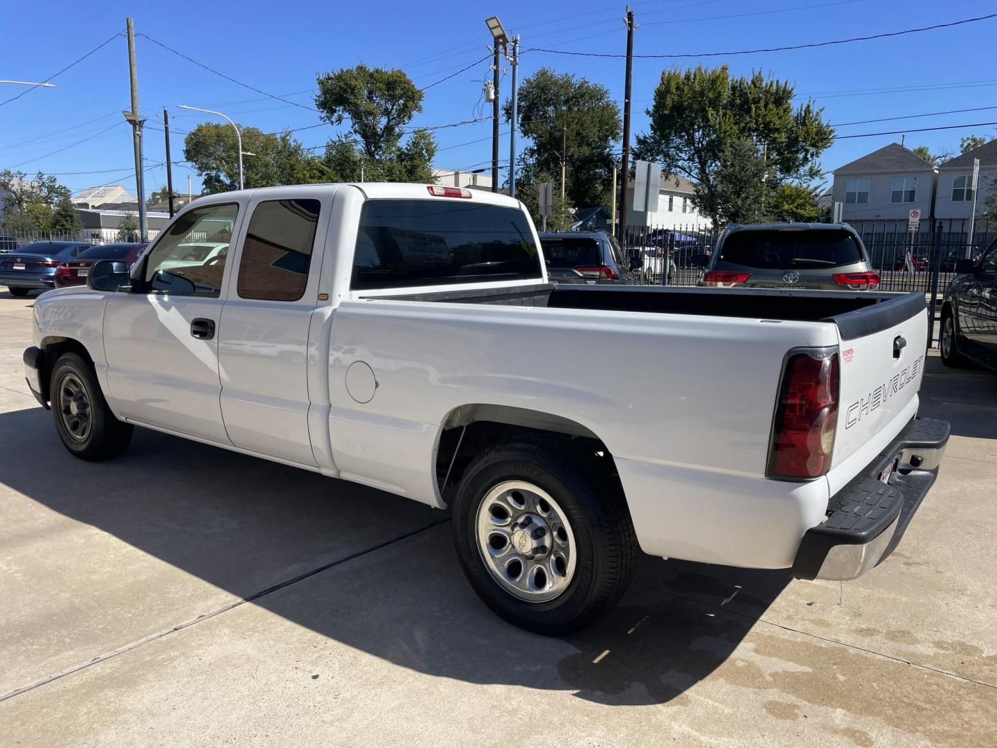 2004 White /Black Chevrolet Silverado 1500 Ext. Cab Long Bed 2WD (1GCEC19X74Z) with an 4.3L V6 OHV 12V engine, 4-Speed Automatic Overdrive transmission, located at 1501 West 15th St., Houston, 77008, (713) 869-2925, 29.797941, -95.411789 - Photo#3