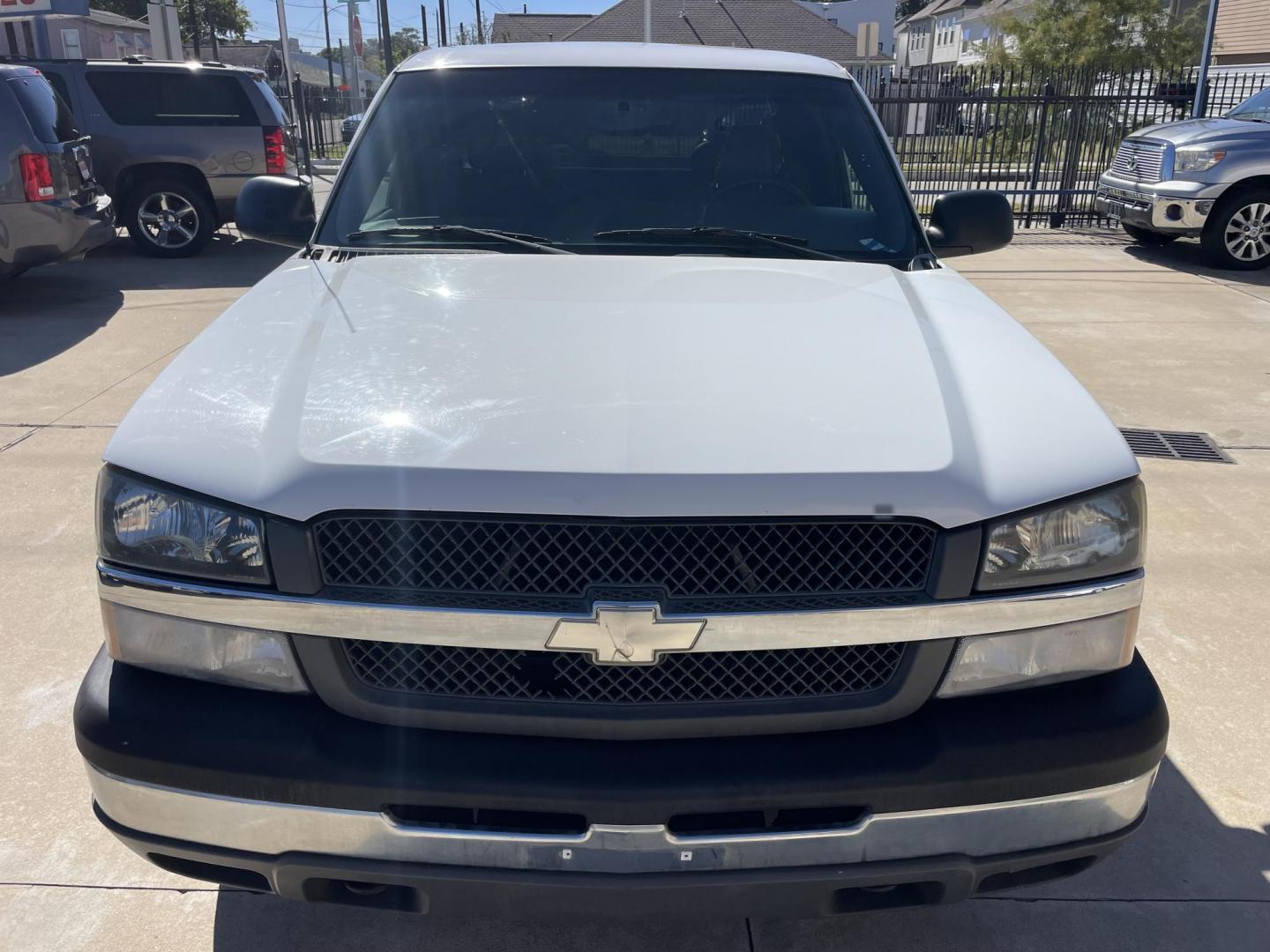 2004 White /Black Chevrolet Silverado 1500 Ext. Cab Long Bed 2WD (1GCEC19X74Z) with an 4.3L V6 OHV 12V engine, 4-Speed Automatic Overdrive transmission, located at 1501 West 15th St., Houston, 77008, (713) 869-2925, 29.797941, -95.411789 - Photo#4
