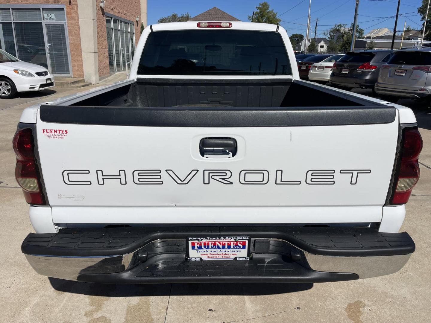 2004 White /Black Chevrolet Silverado 1500 Ext. Cab Long Bed 2WD (1GCEC19X74Z) with an 4.3L V6 OHV 12V engine, 4-Speed Automatic Overdrive transmission, located at 1501 West 15th St., Houston, 77008, (713) 869-2925, 29.797941, -95.411789 - Photo#5