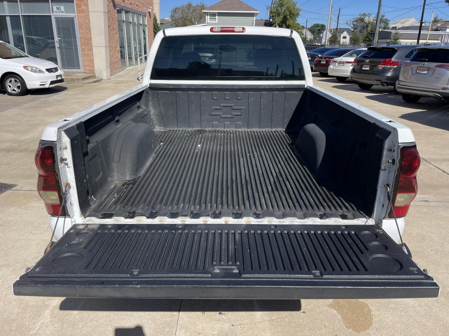 2004 White /Black Chevrolet Silverado 1500 Ext. Cab Long Bed 2WD (1GCEC19X74Z) with an 4.3L V6 OHV 12V engine, 4-Speed Automatic Overdrive transmission, located at 1501 West 15th St., Houston, 77008, (713) 869-2925, 29.797941, -95.411789 - Photo#7