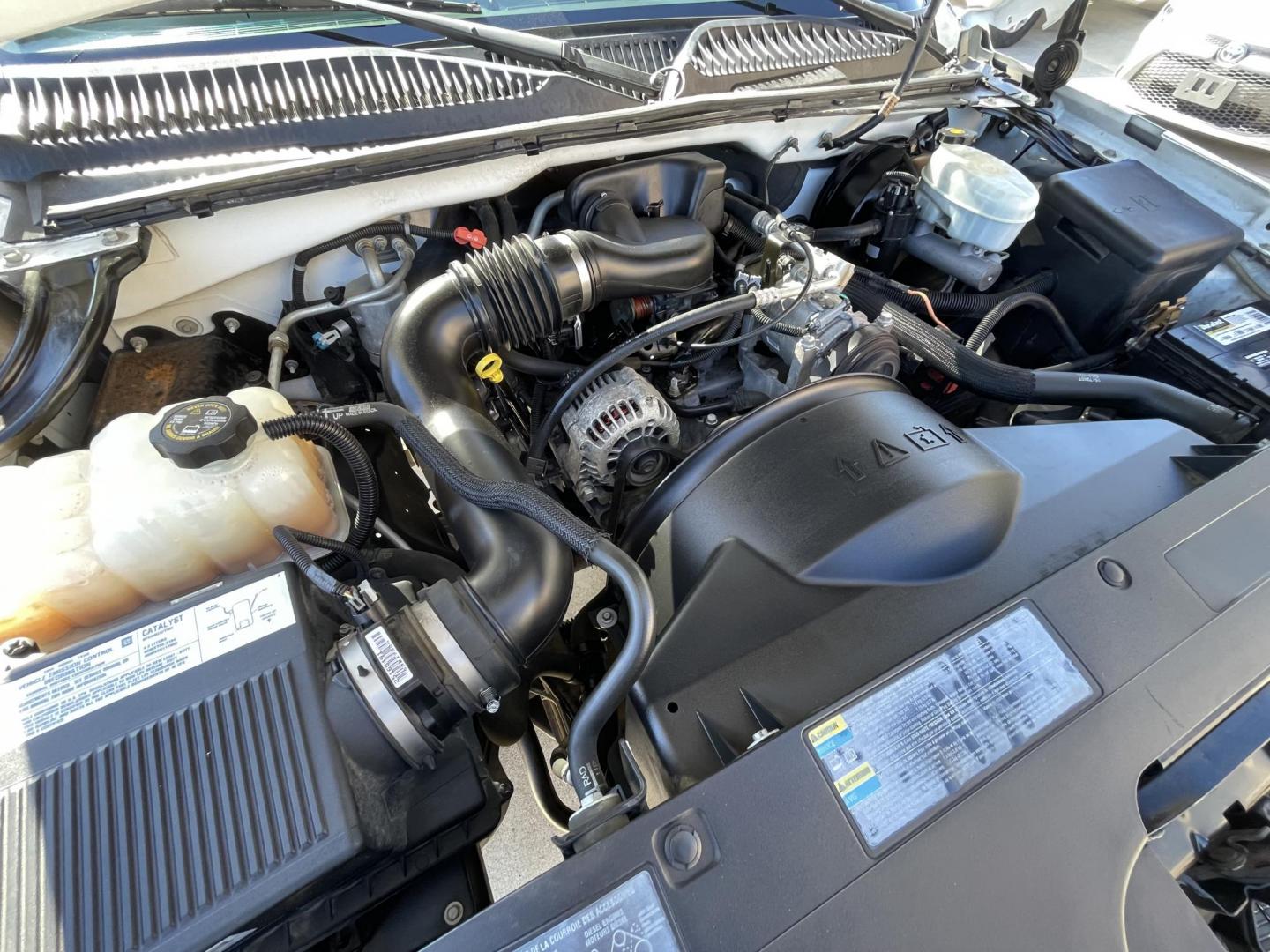 2004 White /Black Chevrolet Silverado 1500 Ext. Cab Long Bed 2WD (1GCEC19X74Z) with an 4.3L V6 OHV 12V engine, 4-Speed Automatic Overdrive transmission, located at 1501 West 15th St., Houston, 77008, (713) 869-2925, 29.797941, -95.411789 - Photo#8