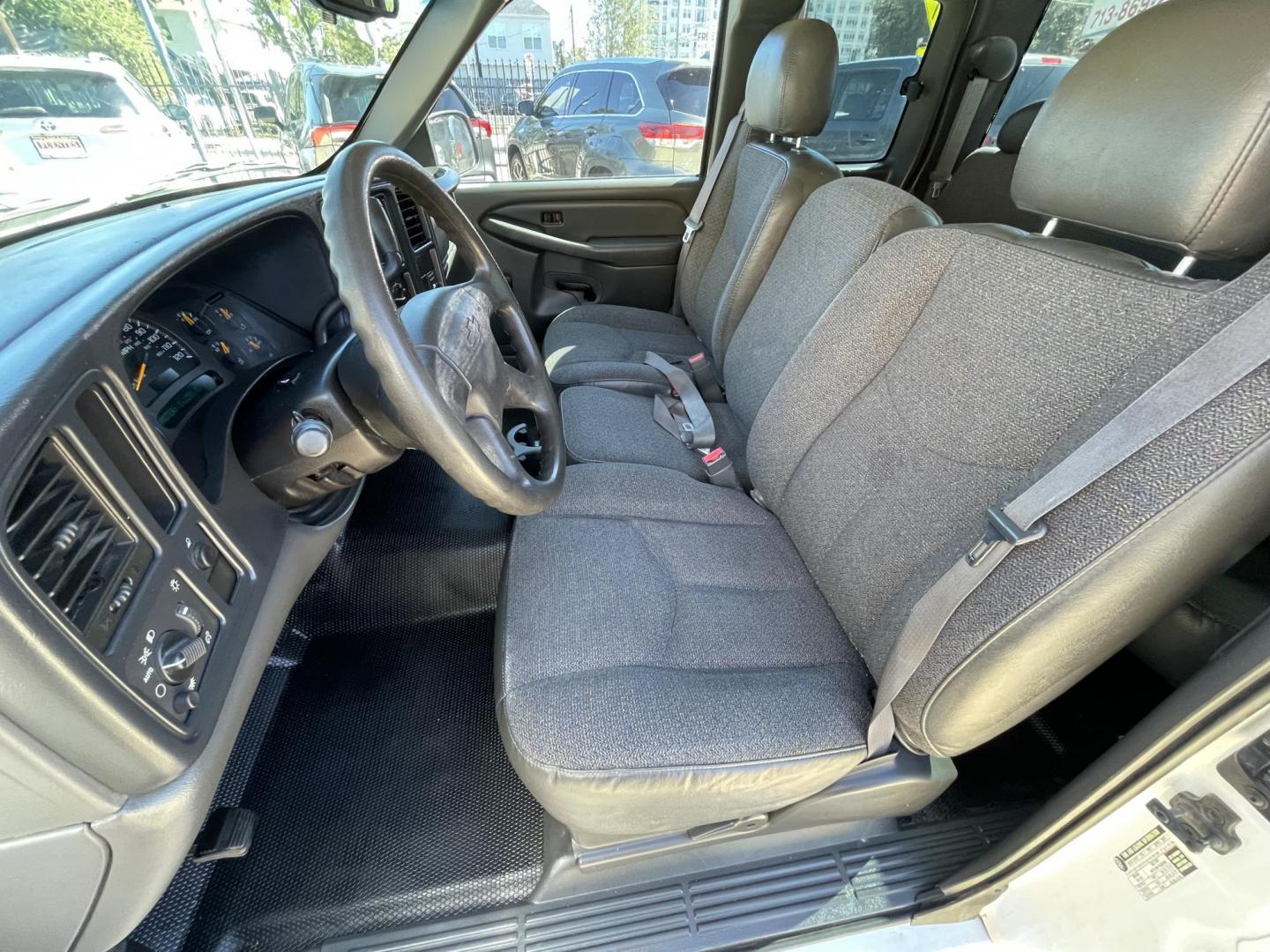 2004 White /Black Chevrolet Silverado 1500 Ext. Cab Long Bed 2WD (1GCEC19X74Z) with an 4.3L V6 OHV 12V engine, 4-Speed Automatic Overdrive transmission, located at 1501 West 15th St., Houston, 77008, (713) 869-2925, 29.797941, -95.411789 - Photo#10