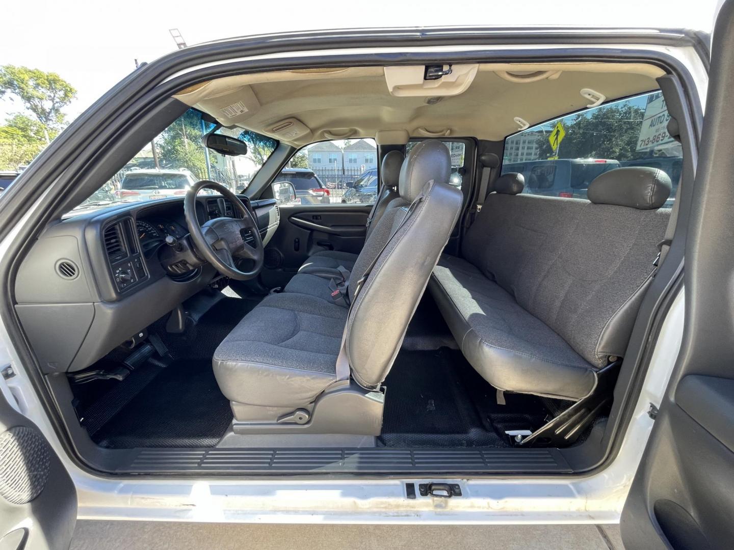 2004 White /Black Chevrolet Silverado 1500 Ext. Cab Long Bed 2WD (1GCEC19X74Z) with an 4.3L V6 OHV 12V engine, 4-Speed Automatic Overdrive transmission, located at 1501 West 15th St., Houston, 77008, (713) 869-2925, 29.797941, -95.411789 - Photo#12