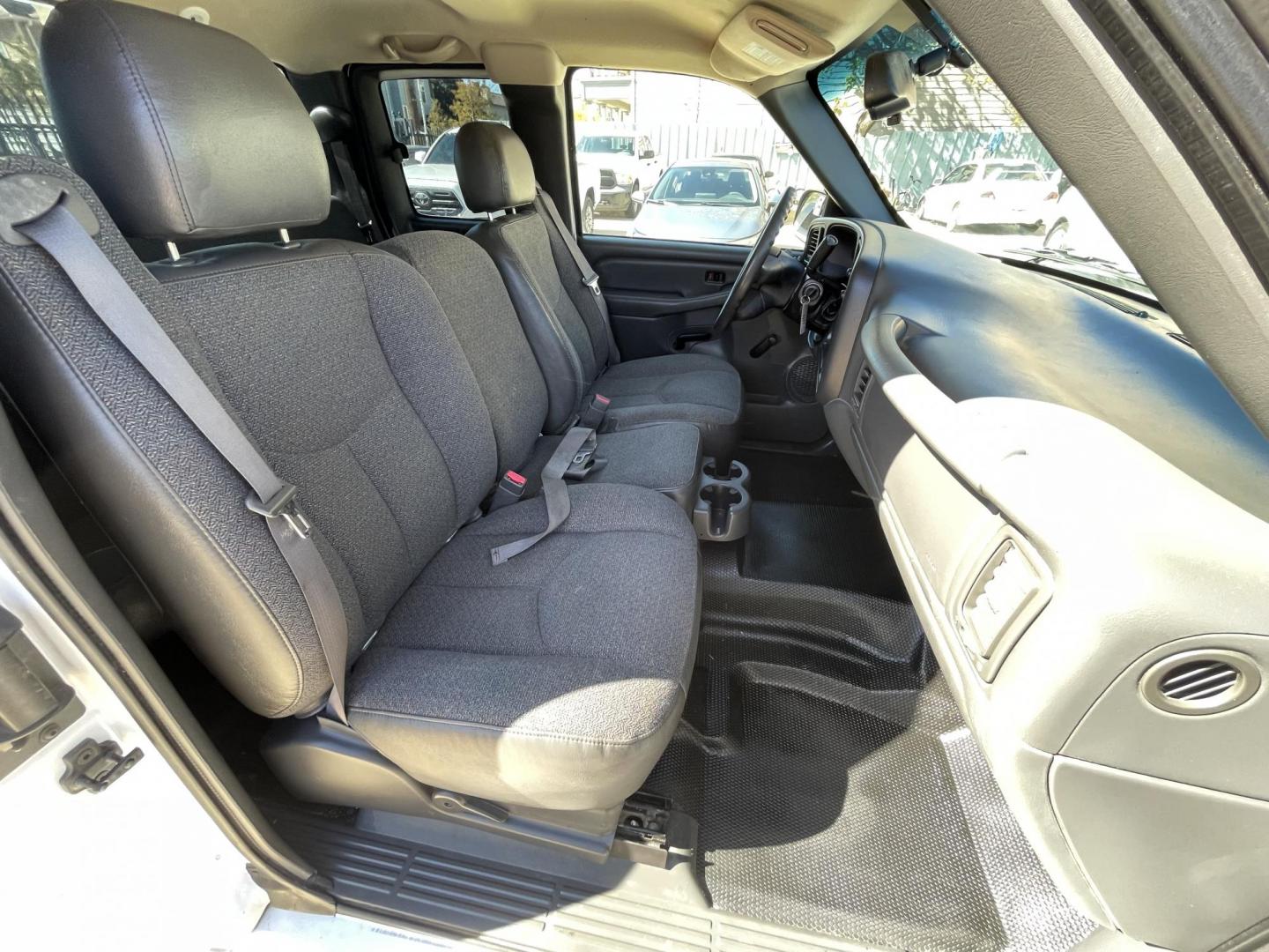 2004 White /Black Chevrolet Silverado 1500 Ext. Cab Long Bed 2WD (1GCEC19X74Z) with an 4.3L V6 OHV 12V engine, 4-Speed Automatic Overdrive transmission, located at 1501 West 15th St., Houston, 77008, (713) 869-2925, 29.797941, -95.411789 - Photo#13
