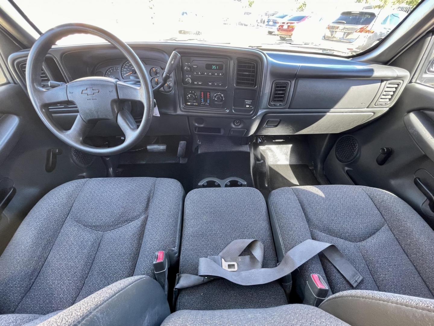 2004 White /Black Chevrolet Silverado 1500 Ext. Cab Long Bed 2WD (1GCEC19X74Z) with an 4.3L V6 OHV 12V engine, 4-Speed Automatic Overdrive transmission, located at 1501 West 15th St., Houston, 77008, (713) 869-2925, 29.797941, -95.411789 - Photo#15