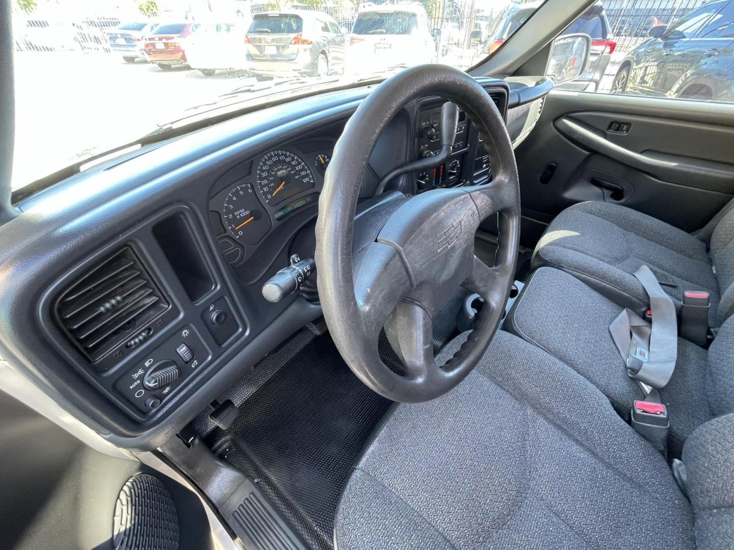 2004 White /Black Chevrolet Silverado 1500 Ext. Cab Long Bed 2WD (1GCEC19X74Z) with an 4.3L V6 OHV 12V engine, 4-Speed Automatic Overdrive transmission, located at 1501 West 15th St., Houston, 77008, (713) 869-2925, 29.797941, -95.411789 - Photo#19