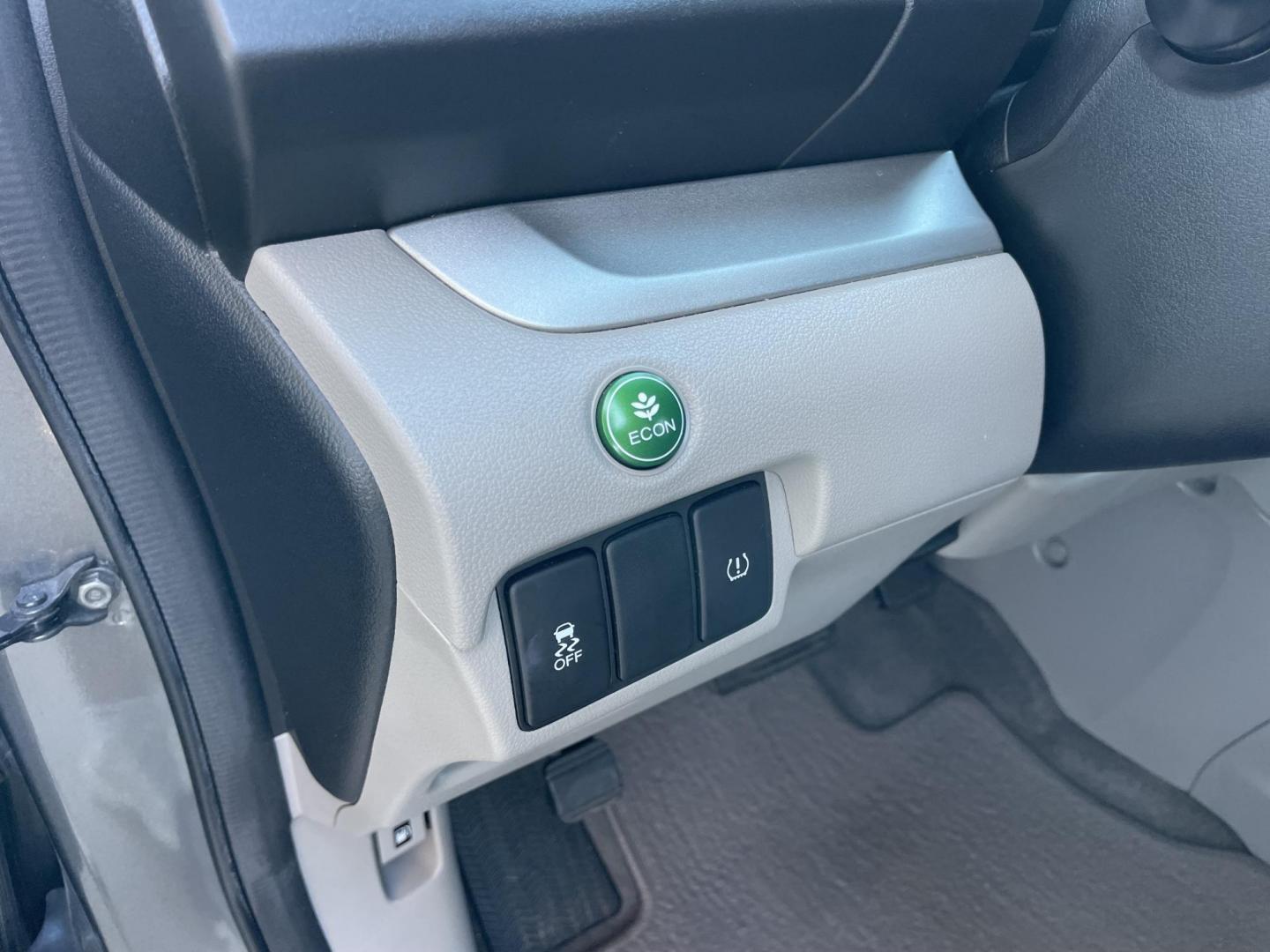 2014 Gray /Silver Honda CR-V LX 4WD 5-Speed AT (2HKRM4H38EH) with an 2.4L L4 DOHC 16V engine, 5-Speed Automatic transmission, located at 1501 West 15th St., Houston, 77008, (713) 869-2925, 29.797941, -95.411789 - Photo#18