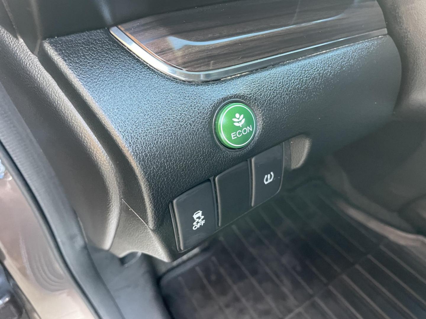 2015 Brown /Black Honda CR-V EX-L 4WD (2HKRM4H72FH) with an 2.4L L4 DOHC 16V engine, Continuously Variable Transmission transmission, located at 1501 West 15th St., Houston, 77008, (713) 869-2925, 29.797941, -95.411789 - Photo#21