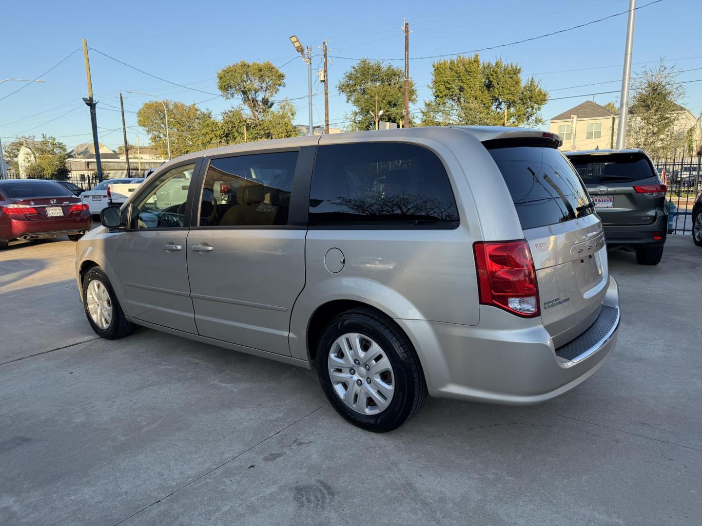 2014 Beige /Beige Dodge Grand Caravan SE (2C4RDGBG1ER) with an 3.6L V6 DOHC 24V engine, 6-Speed Automatic transmission, located at 1501 West 15th St., Houston, 77008, (713) 869-2925, 29.797941, -95.411789 - Photo#3