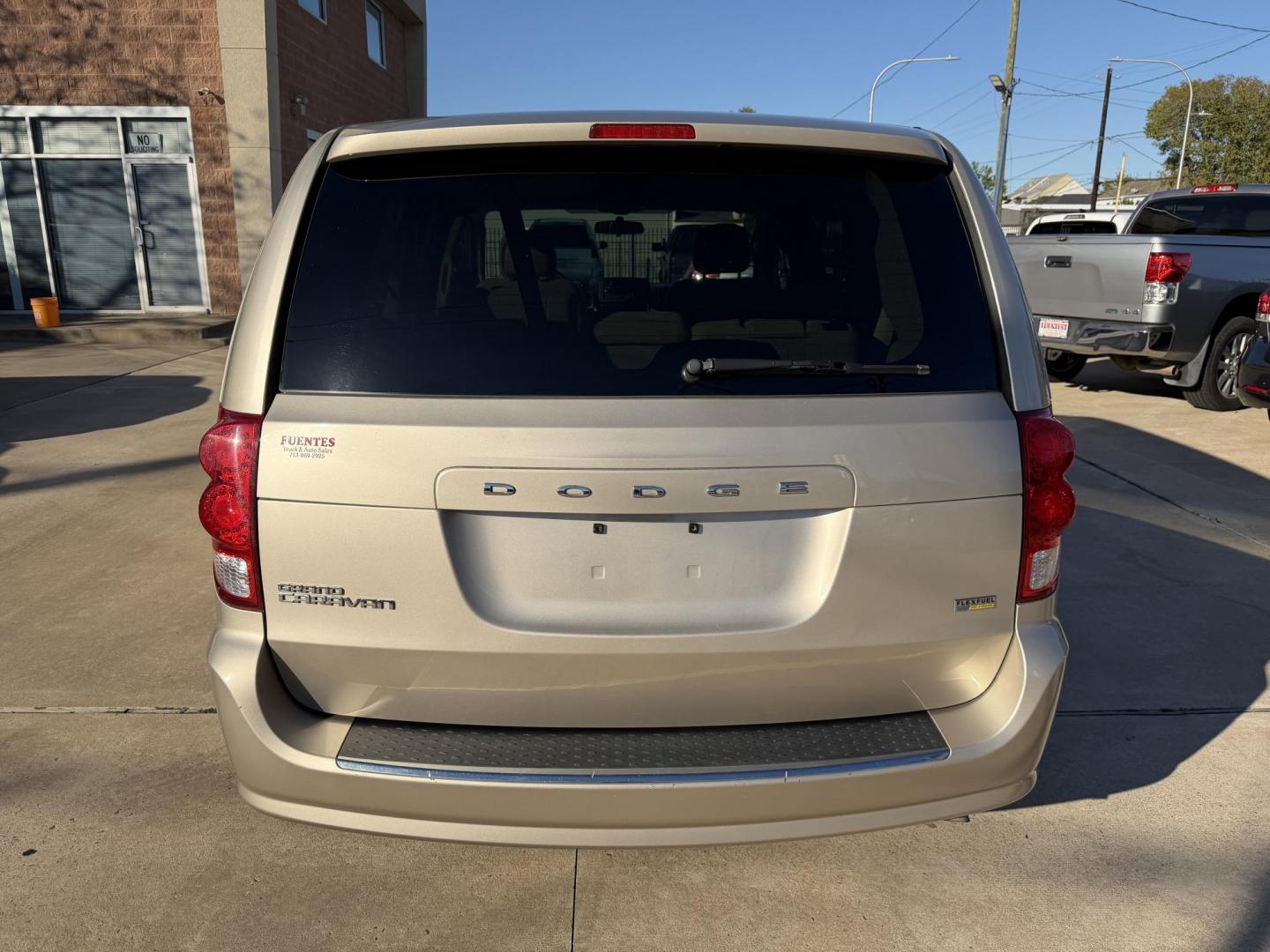 2014 Beige /Beige Dodge Grand Caravan SE (2C4RDGBG1ER) with an 3.6L V6 DOHC 24V engine, 6-Speed Automatic transmission, located at 1501 West 15th St., Houston, 77008, (713) 869-2925, 29.797941, -95.411789 - Photo#4