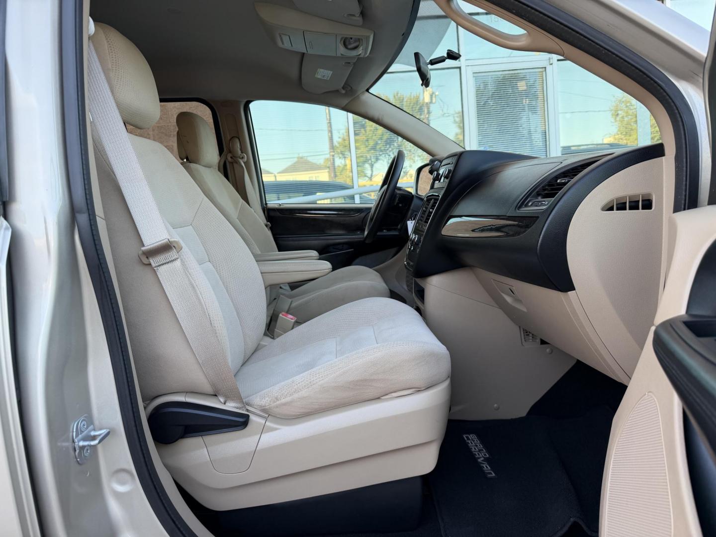 2014 Beige /Beige Dodge Grand Caravan SE (2C4RDGBG1ER) with an 3.6L V6 DOHC 24V engine, 6-Speed Automatic transmission, located at 1501 West 15th St., Houston, 77008, (713) 869-2925, 29.797941, -95.411789 - Photo#6