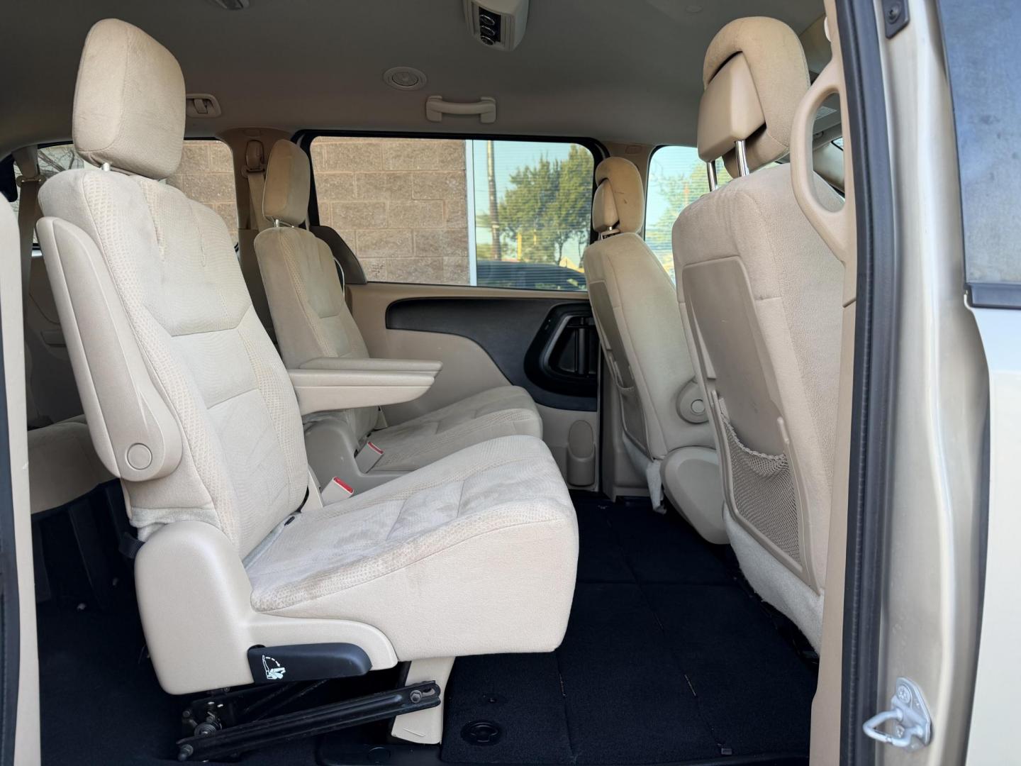 2014 Beige /Beige Dodge Grand Caravan SE (2C4RDGBG1ER) with an 3.6L V6 DOHC 24V engine, 6-Speed Automatic transmission, located at 1501 West 15th St., Houston, 77008, (713) 869-2925, 29.797941, -95.411789 - Photo#7