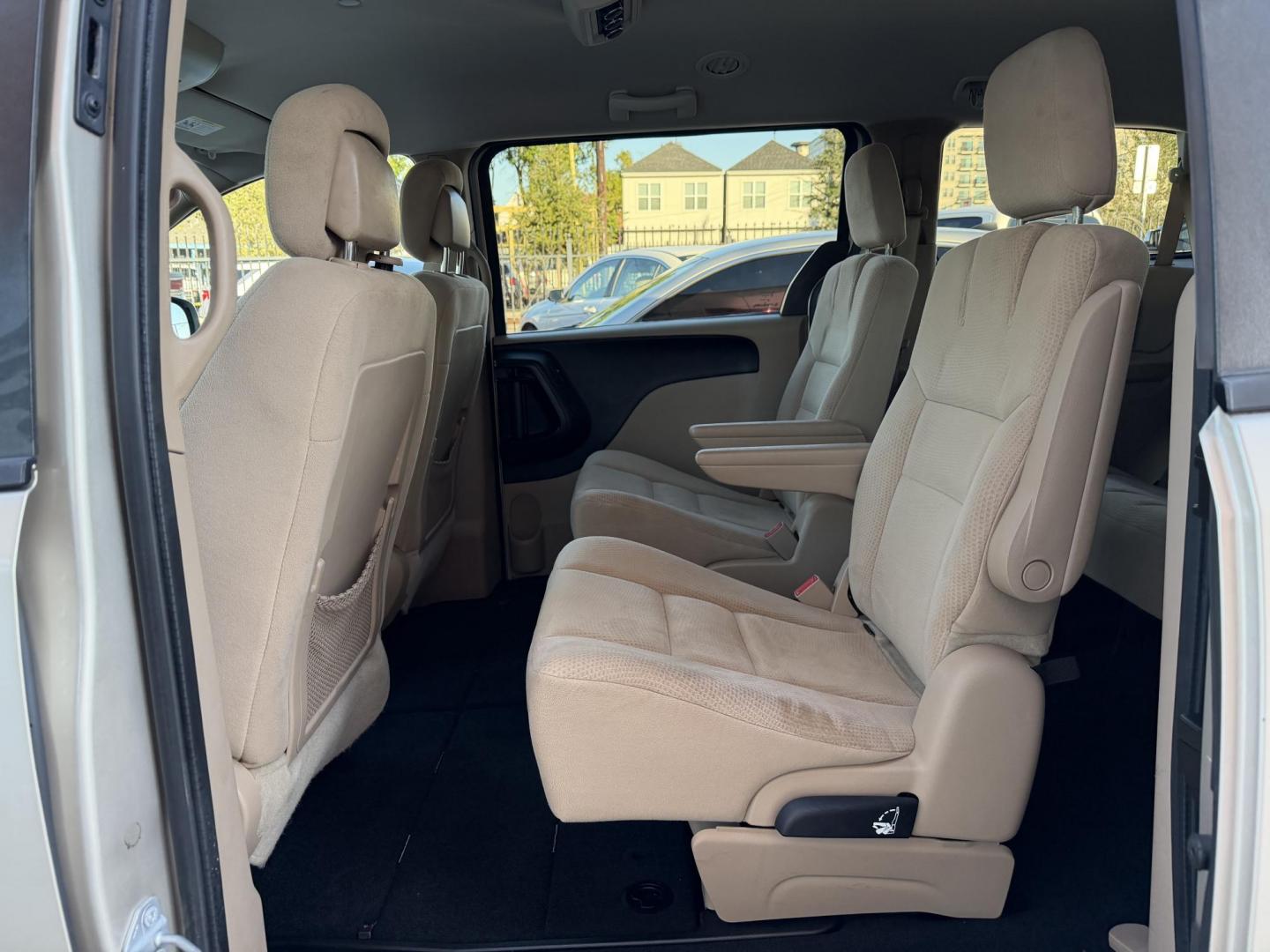 2014 Beige /Beige Dodge Grand Caravan SE (2C4RDGBG1ER) with an 3.6L V6 DOHC 24V engine, 6-Speed Automatic transmission, located at 1501 West 15th St., Houston, 77008, (713) 869-2925, 29.797941, -95.411789 - Photo#9