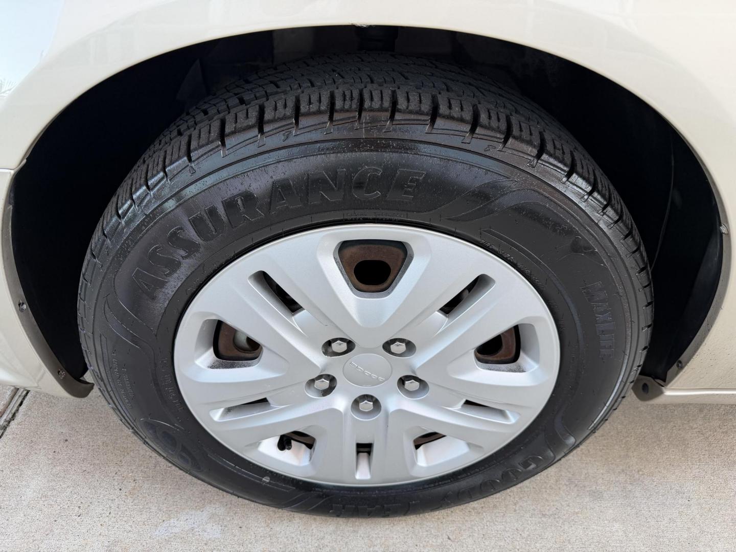 2014 Beige /Beige Dodge Grand Caravan SE (2C4RDGBG1ER) with an 3.6L V6 DOHC 24V engine, 6-Speed Automatic transmission, located at 1501 West 15th St., Houston, 77008, (713) 869-2925, 29.797941, -95.411789 - Photo#12