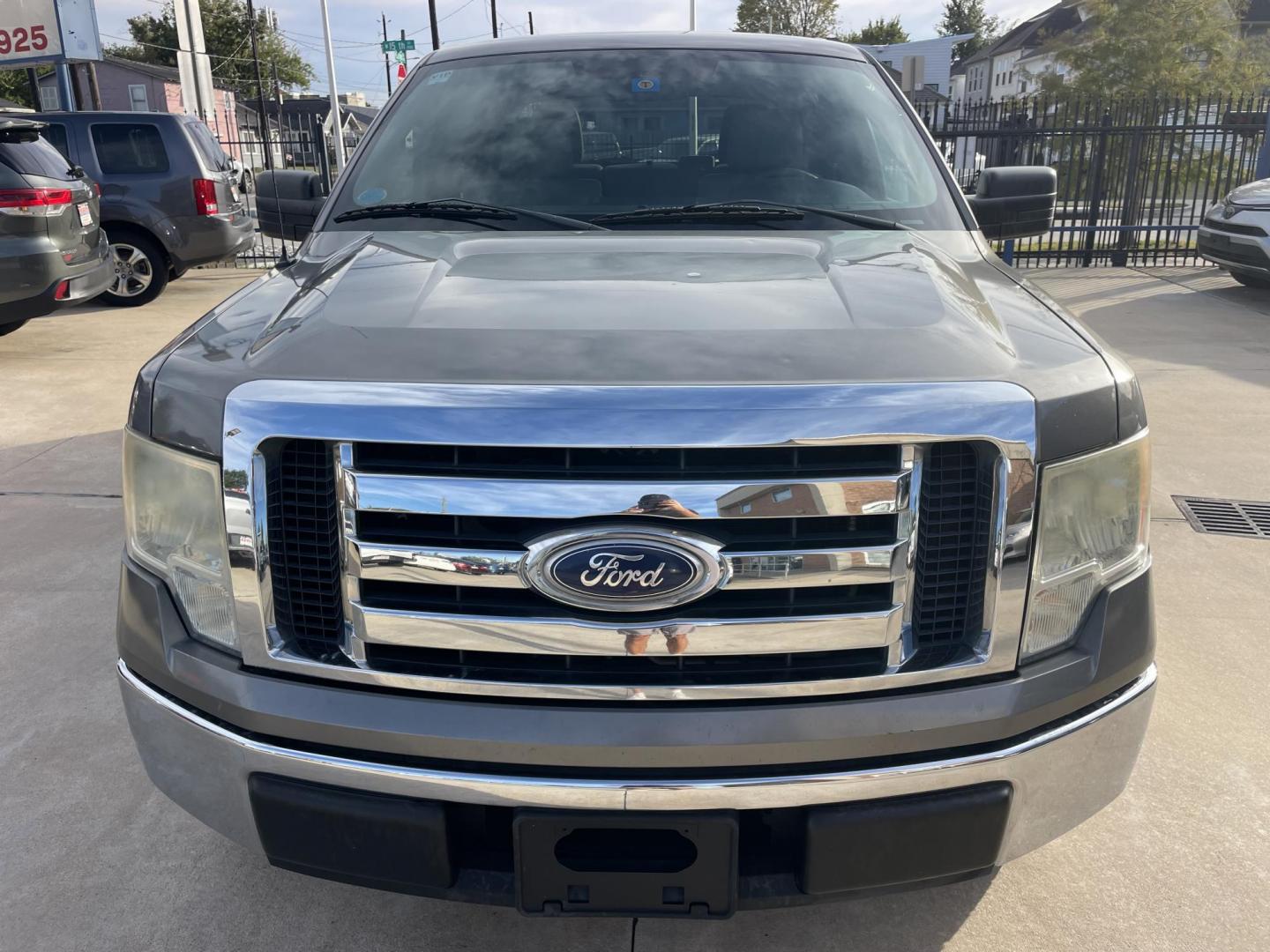 2010 Gray /Silver Ford F-150 Lariat SuperCrew 5.5-ft. Bed 2WD (1FTEW1C86AF) with an 4.6L V8 SOHC 24V engine, 4-Speed Automatic transmission, located at 1501 West 15th St., Houston, 77008, (713) 869-2925, 29.797941, -95.411789 - Photo#2