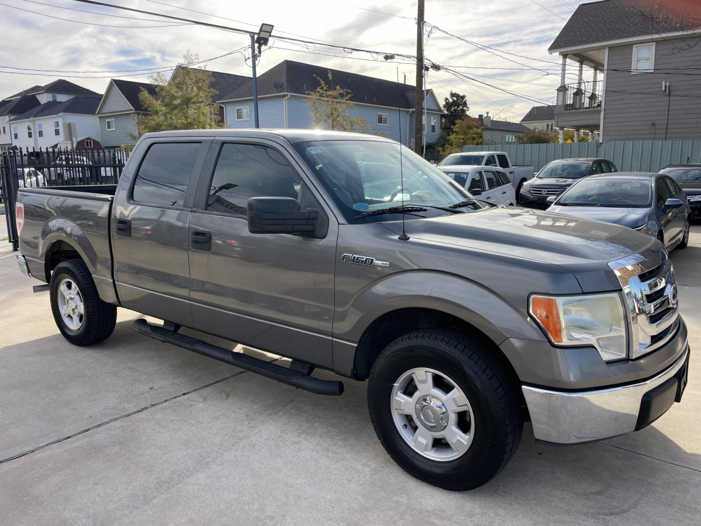 2010 Gray /Silver Ford F-150 Lariat SuperCrew 5.5-ft. Bed 2WD (1FTEW1C86AF) with an 4.6L V8 SOHC 24V engine, 4-Speed Automatic transmission, located at 1501 West 15th St., Houston, 77008, (713) 869-2925, 29.797941, -95.411789 - Photo#1