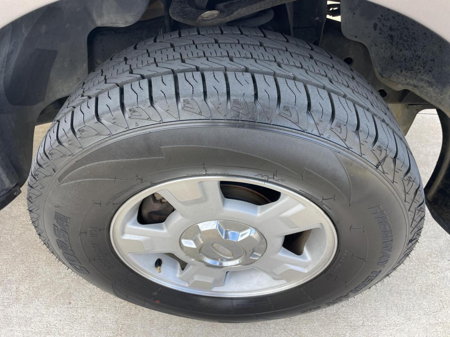 2010 Gray /Silver Ford F-150 Lariat SuperCrew 5.5-ft. Bed 2WD (1FTEW1C86AF) with an 4.6L V8 SOHC 24V engine, 4-Speed Automatic transmission, located at 1501 West 15th St., Houston, 77008, (713) 869-2925, 29.797941, -95.411789 - Photo#5