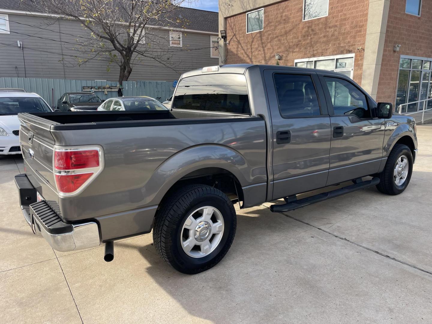 2010 Gray /Silver Ford F-150 Lariat SuperCrew 5.5-ft. Bed 2WD (1FTEW1C86AF) with an 4.6L V8 SOHC 24V engine, 4-Speed Automatic transmission, located at 1501 West 15th St., Houston, 77008, (713) 869-2925, 29.797941, -95.411789 - Photo#4