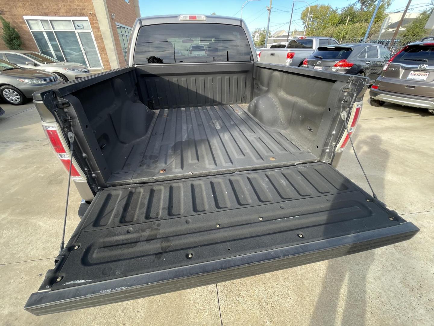 2010 Gray /Silver Ford F-150 Lariat SuperCrew 5.5-ft. Bed 2WD (1FTEW1C86AF) with an 4.6L V8 SOHC 24V engine, 4-Speed Automatic transmission, located at 1501 West 15th St., Houston, 77008, (713) 869-2925, 29.797941, -95.411789 - Photo#6