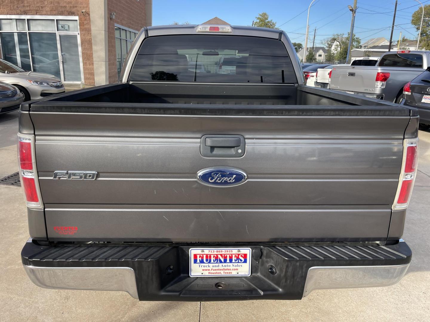 2010 Gray /Silver Ford F-150 Lariat SuperCrew 5.5-ft. Bed 2WD (1FTEW1C86AF) with an 4.6L V8 SOHC 24V engine, 4-Speed Automatic transmission, located at 1501 West 15th St., Houston, 77008, (713) 869-2925, 29.797941, -95.411789 - Photo#7