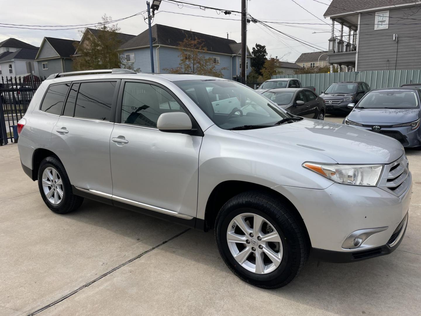 2011 Silver /Silver Toyota Highlander Base 2WD V6 (5TDZK3EH4BS) with an 3.5L V6 DOHC 24V engine, 5-Speed Automatic transmission, located at 1501 West 15th St., Houston, 77008, (713) 869-2925, 29.797941, -95.411789 - Photo#1