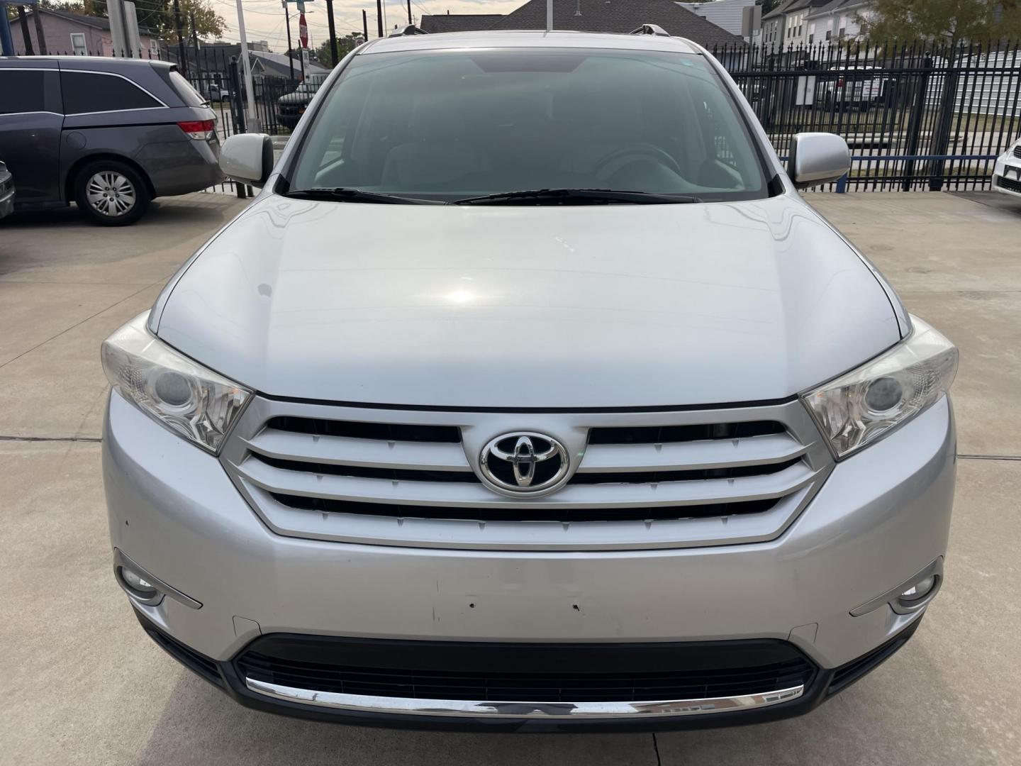 2011 Silver /Silver Toyota Highlander Base 2WD V6 (5TDZK3EH4BS) with an 3.5L V6 DOHC 24V engine, 5-Speed Automatic transmission, located at 1501 West 15th St., Houston, 77008, (713) 869-2925, 29.797941, -95.411789 - Photo#4